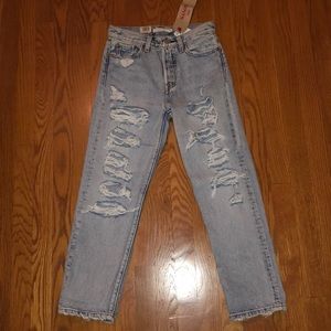 NWT LEVI’S Distressed Jeans